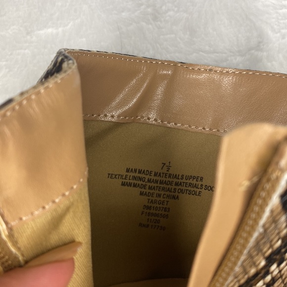 Snake Pattern Boots - Picture 5 of 6